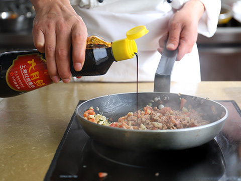大煎锅里,加入西红柿、红酒和鸡汤,加入迷迭香煨煮 30 分钟,加入酱油和调味品。